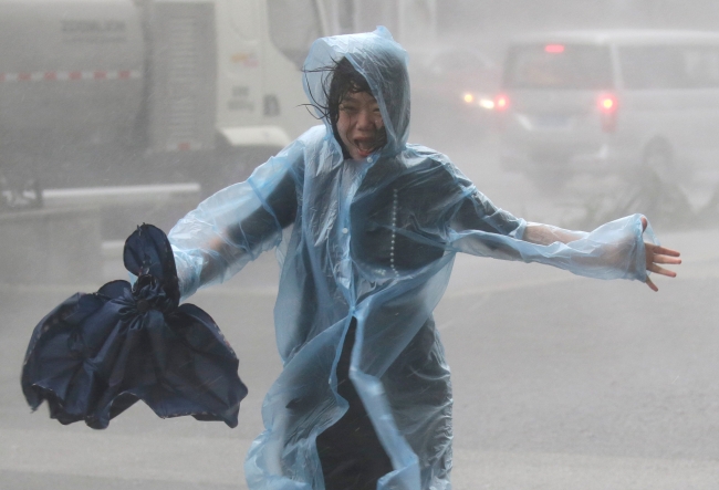 Çin'i süper tayfun "Mangkhut" vurdu: 4 ölü, 200 yaralı