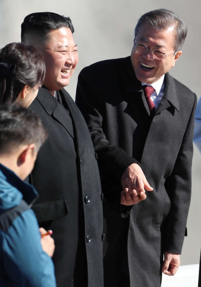 Güney ve Kuzey Kore liderleri yeniden el ele