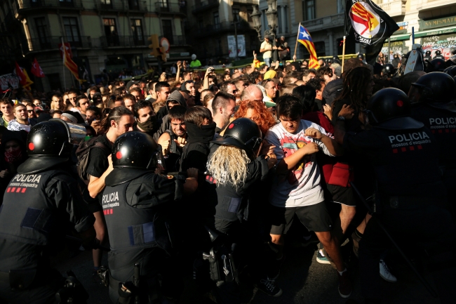 İspanya'da Katalan ayrılıkçıların protestosuna polisten sert müdahale