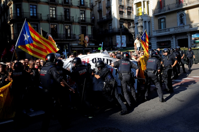 İspanya'da Katalan ayrılıkçıların protestosuna polisten sert müdahale