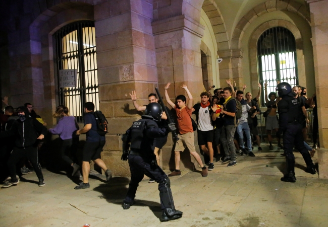 Katalanlar Madrid yönetimini protesto etti