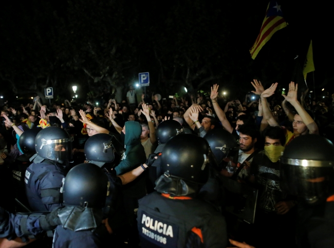 Katalanlar Madrid yönetimini protesto etti