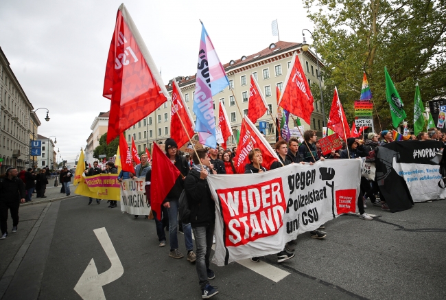 Almanya'da aşırı sağcılardan yürüyüş