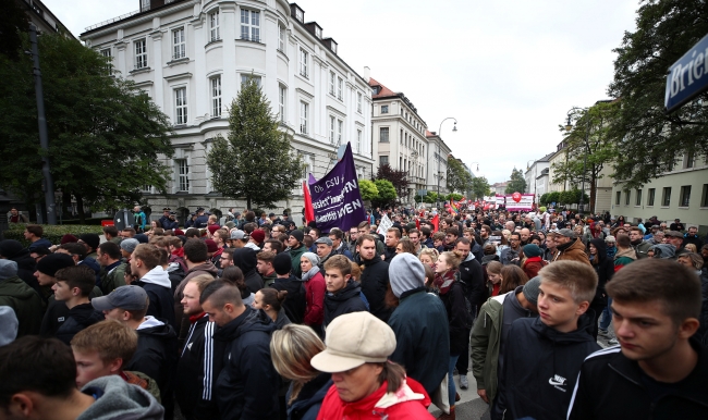 Almanya'da aşırı sağcılardan yürüyüş