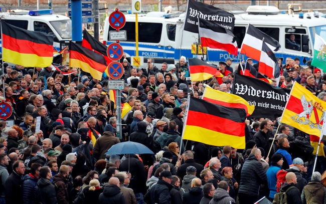 Almanya'da aşırı sağcılardan yürüyüş
