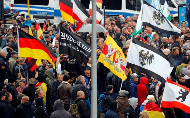 Almanya'da aşırı sağcılardan yürüyüş