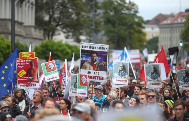 Almanya'da aşırı sağcılardan yürüyüş