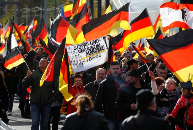 Almanya'da aşırı sağcılardan yürüyüş