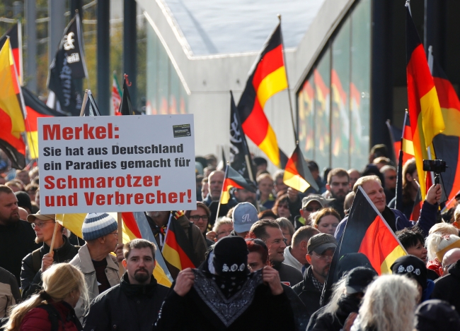 Almanya'da aşırı sağcılardan yürüyüş