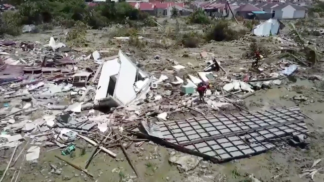 Endonezya'da haritadan silinen köy havadan görüntülendi