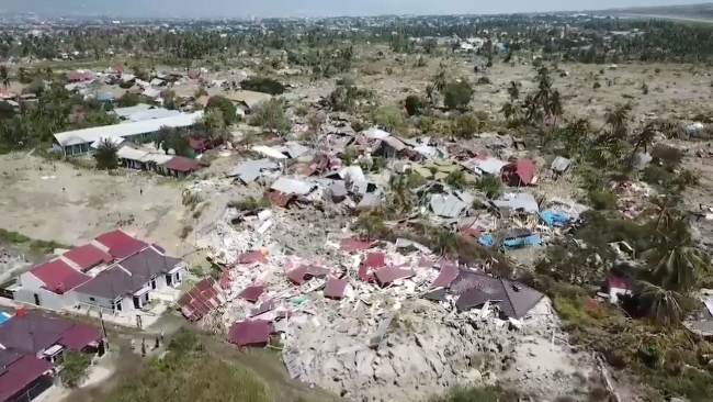 Endonezya'da haritadan silinen köy havadan görüntülendi