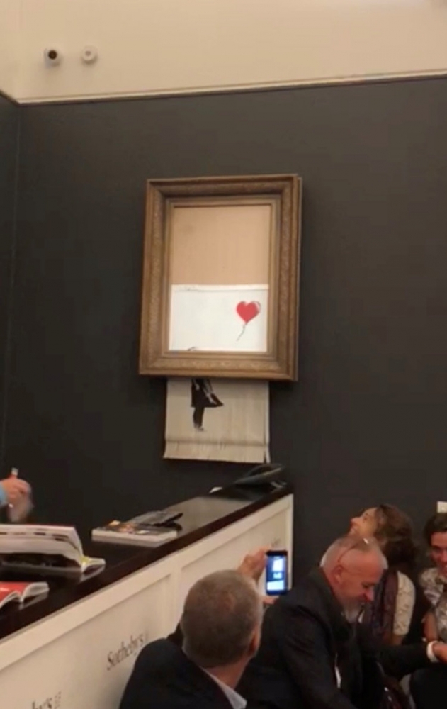 İngiliz grafiti sanatçısı Banksy'nin tablosu satıldıktan sonra parçalara ayrıldı