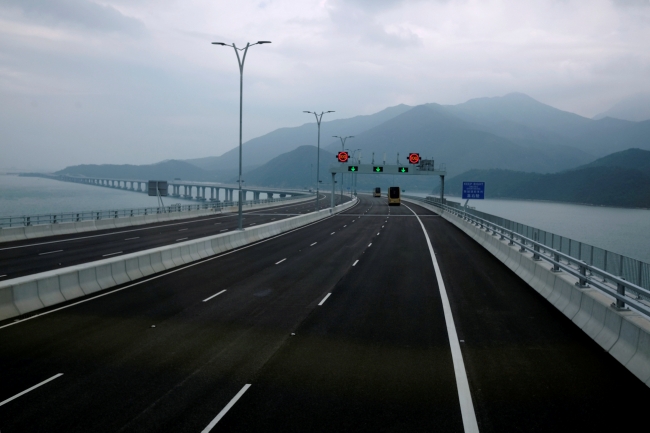 Çin'de dünyanın deniz üzerindeki en uzun köprüsü açıldı