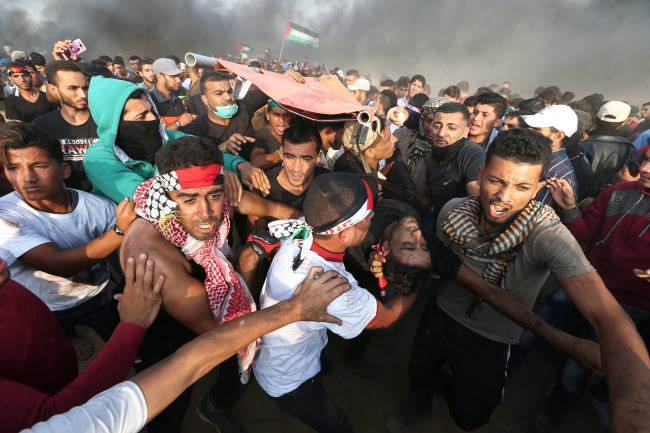 İsrail askerleri Gazze sınırında 130 Filistinliyi yaraladı