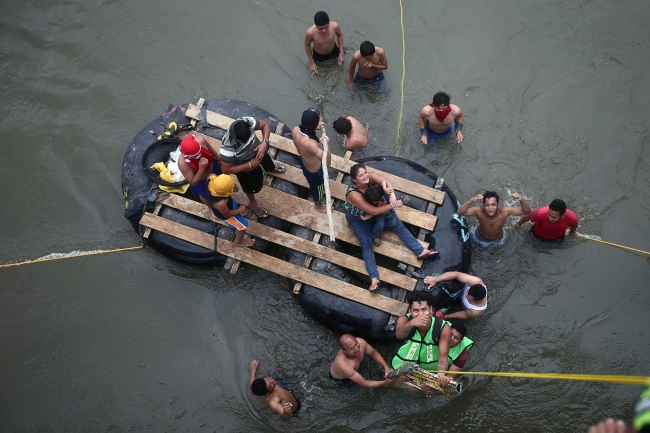 Orta Amerika'dan ABD'ye giden göçmenlerin sayısı 5 bini geçti