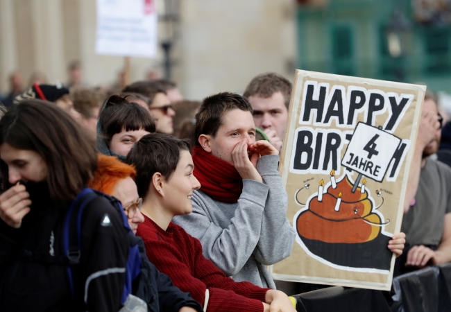 Almanya'da İslam ve göçmen karşıtı hareket PEGIDA protesto edildi