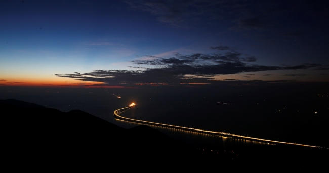 Çin'de dünyanın deniz üzerindeki en uzun köprüsü açıldı