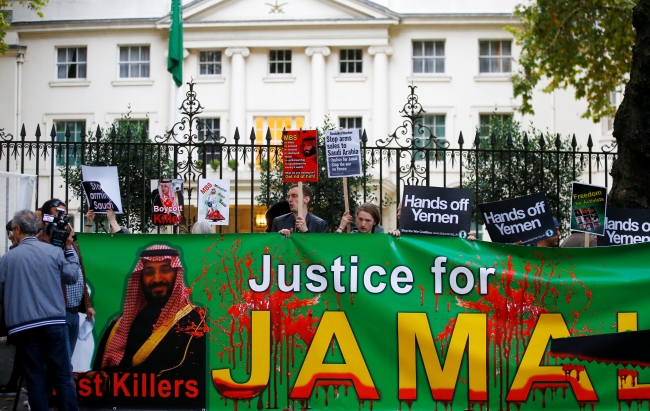 Londra'daki Suudi Arabistan Büyükelçiliği önünde protesto