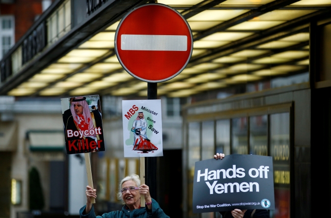 Londra'daki Suudi Arabistan Büyükelçiliği önünde protesto