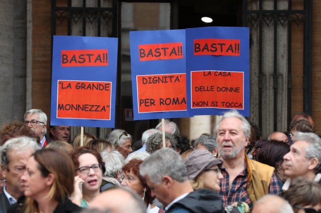 Roma’da şehir yönetimi protesto edildi
