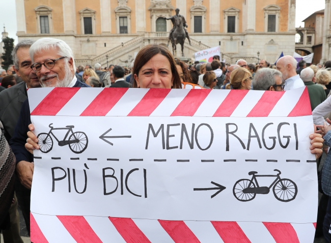 Roma’da şehir yönetimi protesto edildi