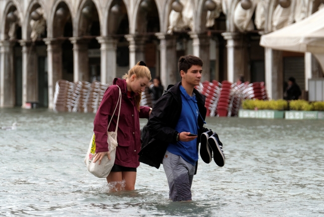 Venedik'i vuran sel, sokakları göle çevirdi
