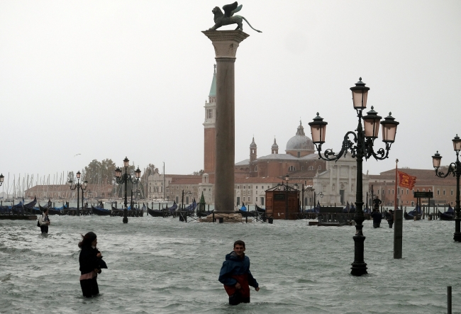 Venedik'i vuran sel, sokakları göle çevirdi