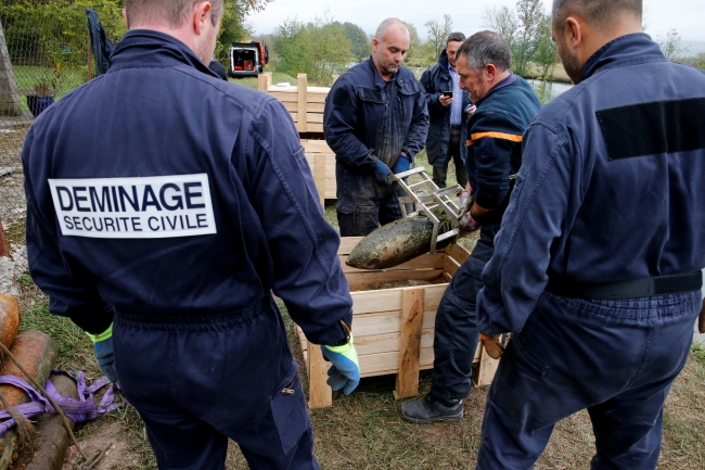 Fransa'nın Meuse Nehri'nden 5 ton mermi toplandı