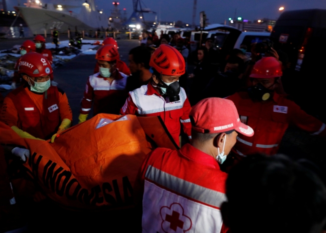 Endonezya'daki uçak kazasında arama çalışmaları durduruldu