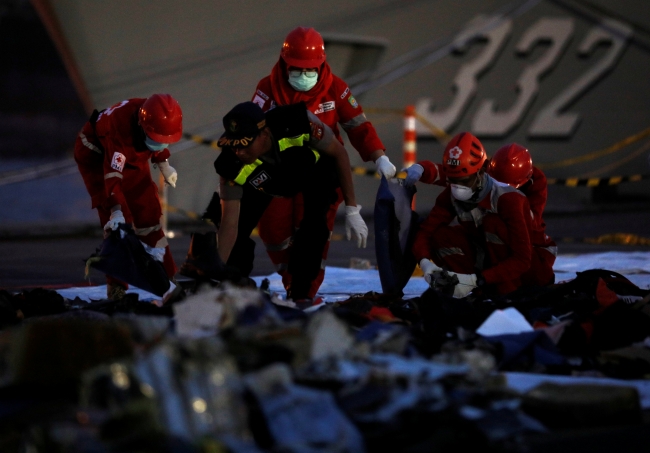 Endonezya'daki uçak kazasında arama çalışmaları durduruldu