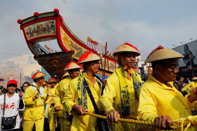 Tayvan'da kötü şanstan korunmak için tekne yaktılar