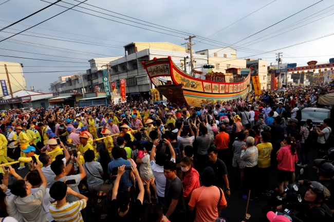 Tayvan'da kötü şanstan korunmak için tekne yaktılar