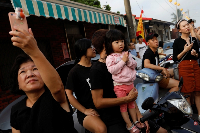 Tayvan'da kötü şanstan korunmak için tekne yaktılar