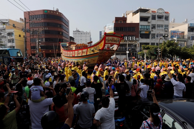 Tayvan'da kötü şanstan korunmak için tekne yaktılar