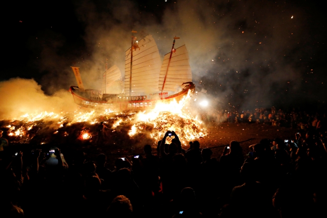Tayvan'da kötü şanstan korunmak için tekne yaktılar