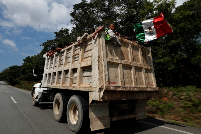 ABD'ye yürüyen göçmenler Meksika'nın başkentine ulaştı