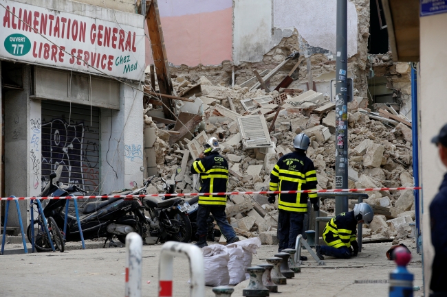 Fransa'da çöken iki binada ölü sayısı 6'ya ulaştı
