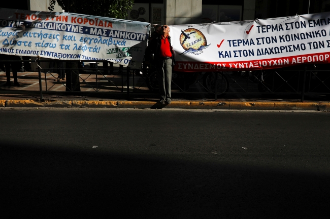 Yunanistan'da kamu çalışanları iş bırakma eylemi başlattı