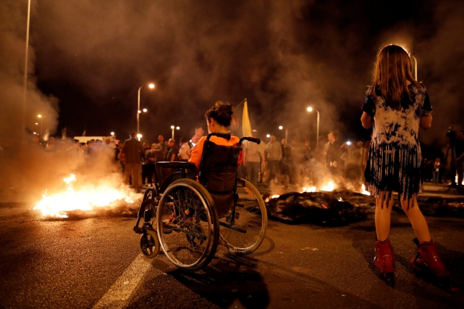 Gazze'de ateşkes kutlaması İsrail'de hükümet protestosu