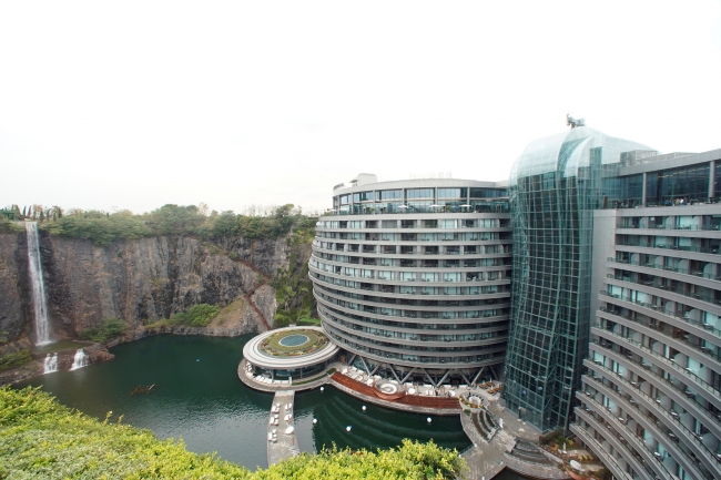 Çin'de eski taş ocağı lüks bir otele dönüştürüldü