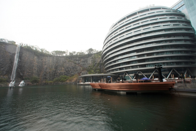 Çin'de eski taş ocağı lüks bir otele dönüştürüldü
