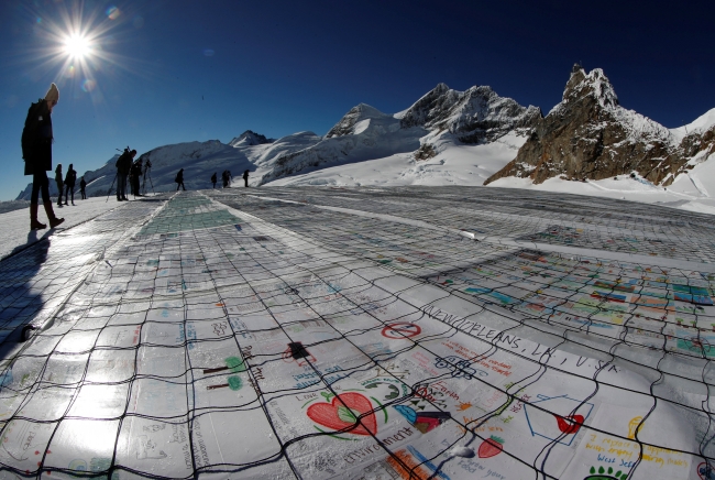 İsviçre'nin iklim değişikliği mesajları içeren dev kartpostalı