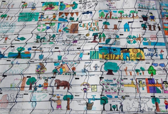 İsviçre'nin iklim değişikliği mesajları içeren dev kartpostalı