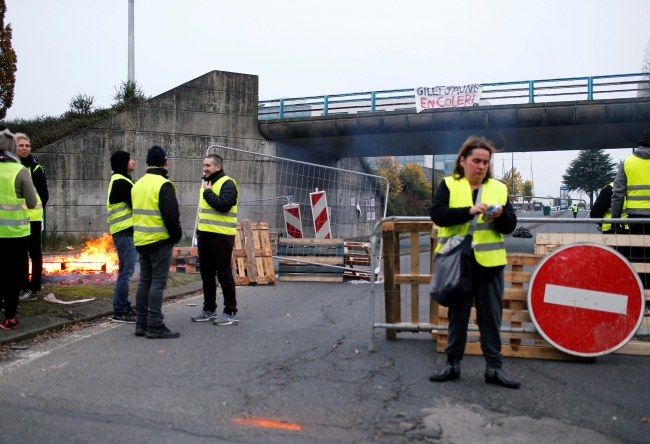 Fransa'da 'Sarı Yelekliler'in akaryakıt vergisi protestoları başladı