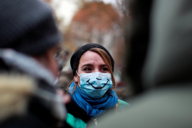 Fransa'da hemşirelerden hükümet karşıtı protesto