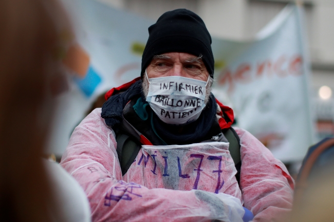 Fransa'da hemşirelerden hükümet karşıtı protesto