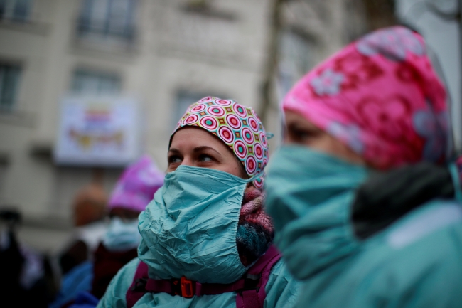 Fransa'da hemşirelerden hükümet karşıtı protesto