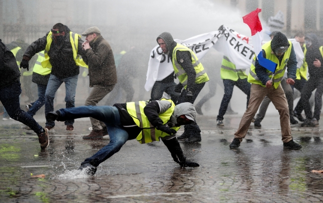 Paris'te toplanan "Sarı Yelekliler"e polisten sert müdahale