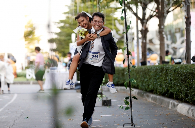Tayland'da 300 çift 60 bin dolarlık ödül için koştu