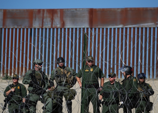 ABD sınırını geçen 42 göçmen gözaltına alındı